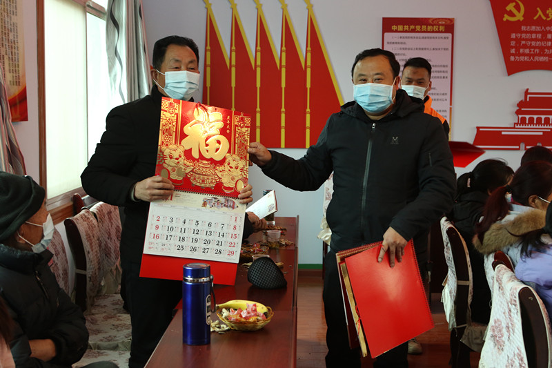 党委副书记马俊为为家属送上节日礼物1.JPG