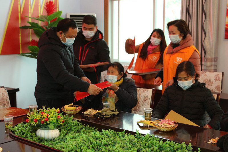 党委副书记马俊为为家属送上节日礼物.JPG