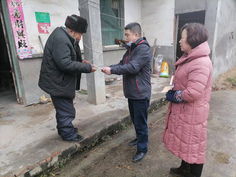 永固村党支部走访家属1..jpg
